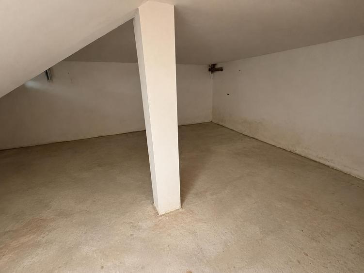 Casă individuală cu 5 camere cu Teren 348 Mp în Periferie
