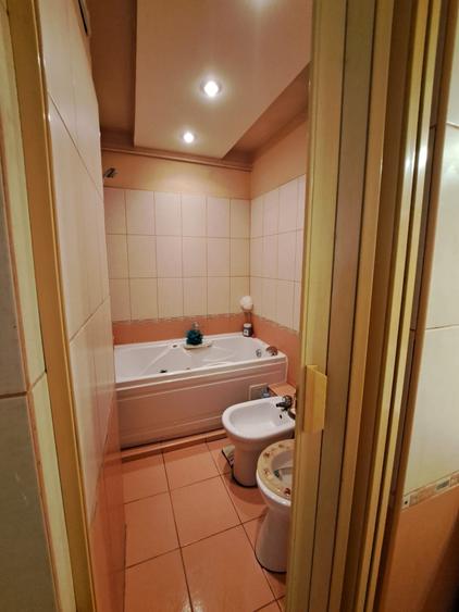 Apartament cu 3 camere semidecomandat în Micro 19