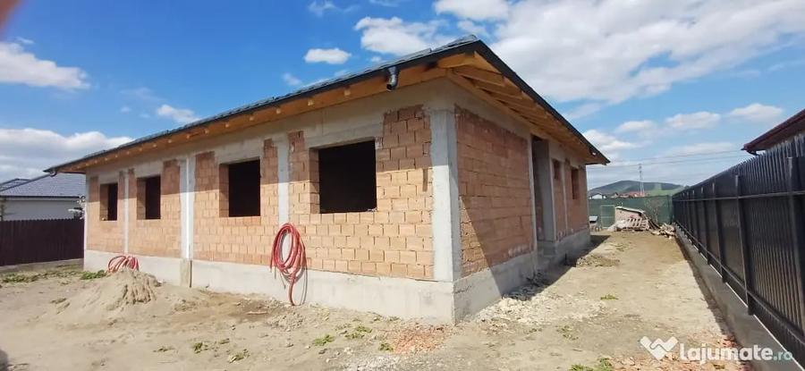 Casă cu 3 camere în Sânpetru
