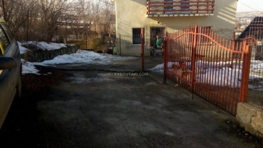 Casă individuală cu 5 camere cu Teren 1000 Mp în Central