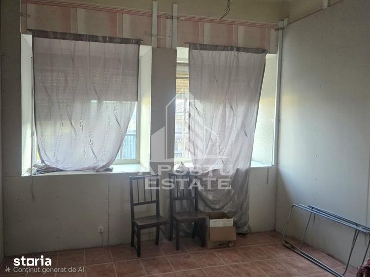 Casă cu 4 camere semidecomandat cu Teren 1440 Mp în Central