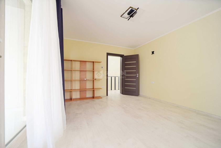 Duplex cu 4 camere cu Canalizare în Bucium