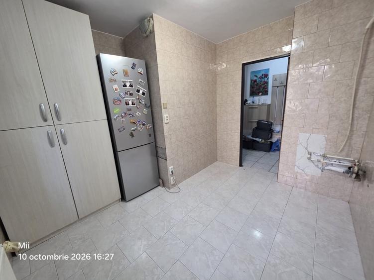 Apartament cu 3 camere decomandat în Drumul Taberei