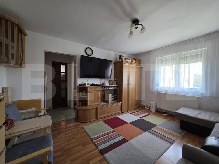 Apartament cu 3 camere semidecomandat, mobilat în Micro 14