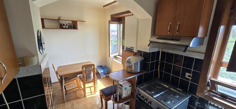 Apartament cu 3 camere semidecomandat, mobilat în Central