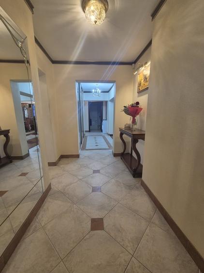 Apartament cu 4 camere decomandat în Decebal