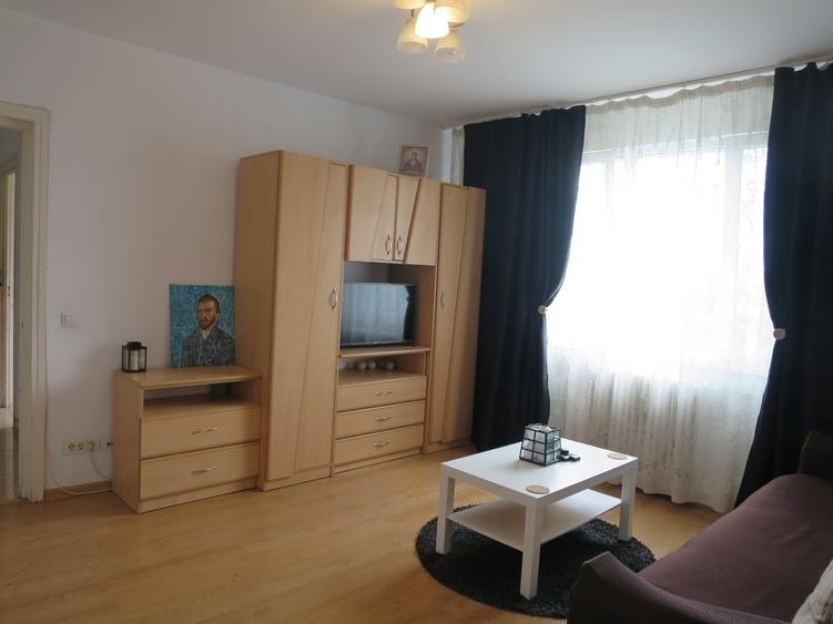 Apartament cu 3 camere semidecomandat în Gara de Nord