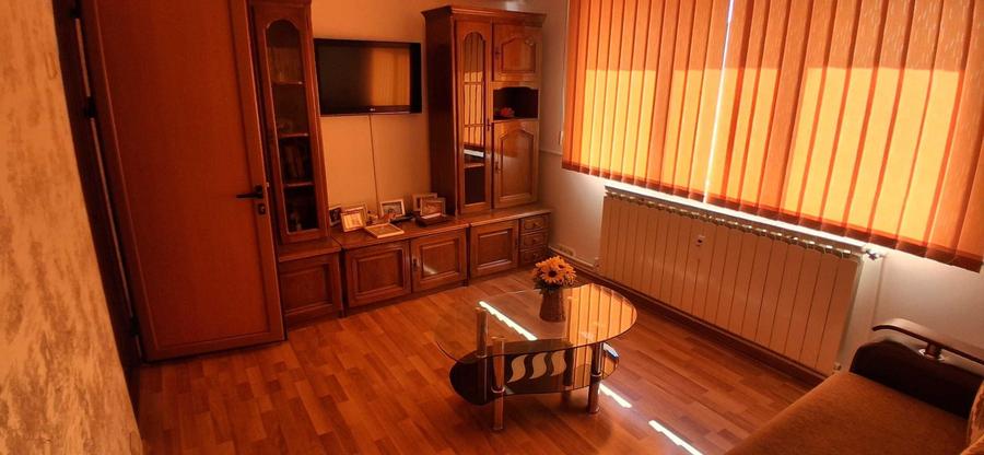 Apartament cu 3 camere semidecomandat în Central