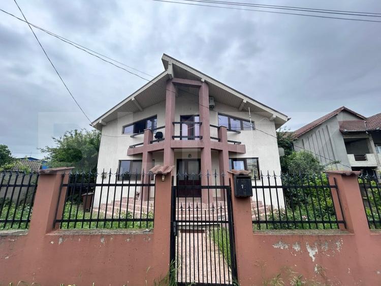 Casă individuală cu 5 camere cu Canalizare în Bariera Vâlcii
