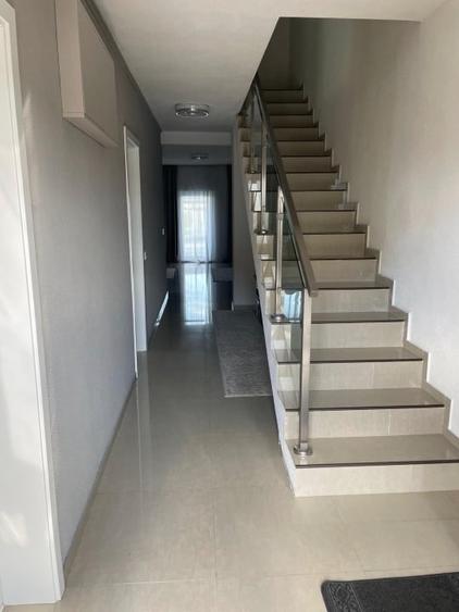 Duplex cu 4 camere cu Garaj în Aradului