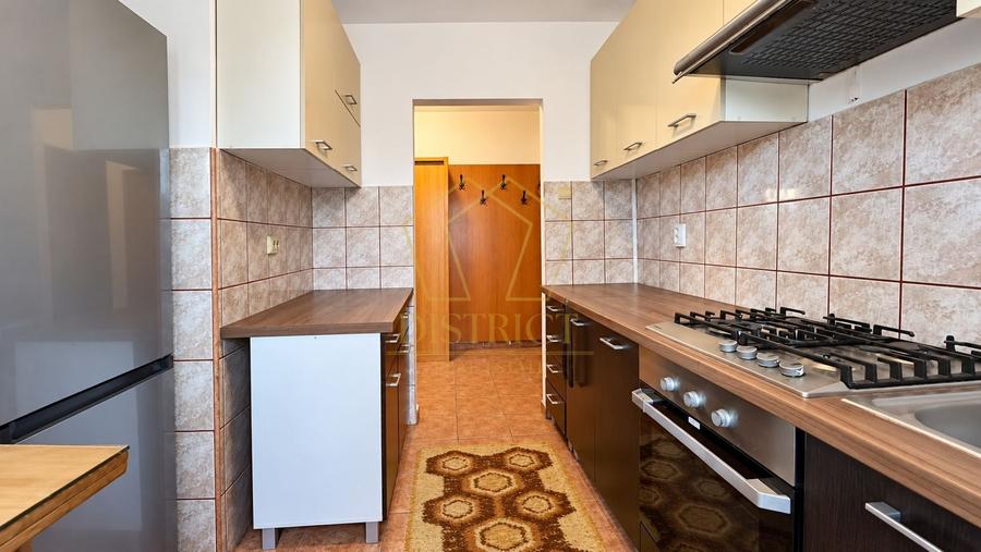 Apartament cu 3 camere semidecomandat, mobilat în Dacia