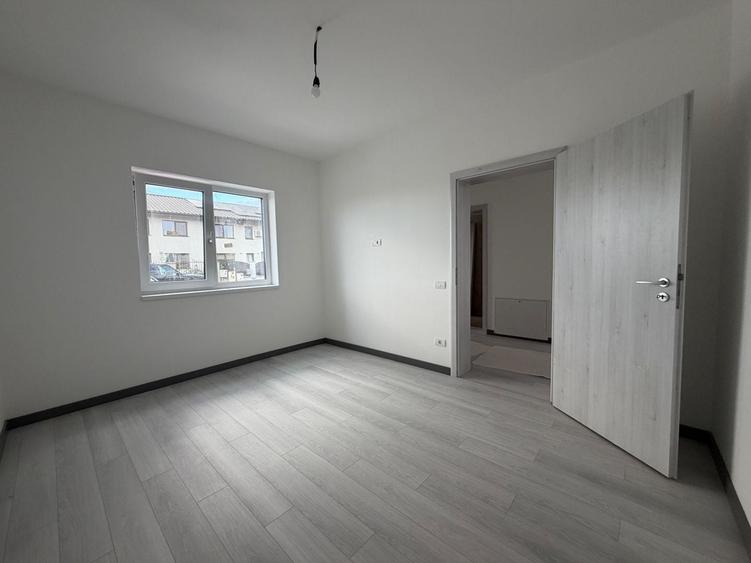 Duplex cu 3 camere cu Canalizare în Dumbrăvița