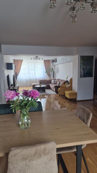 Apartament cu 4 camere decomandat în Central