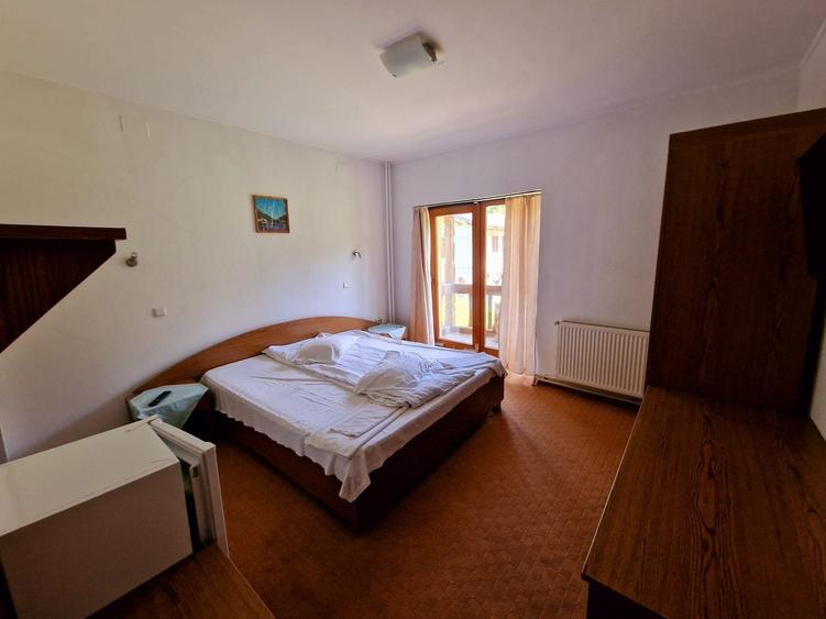 Casă individuală cu 17 camere cu Canalizare în Cioplea