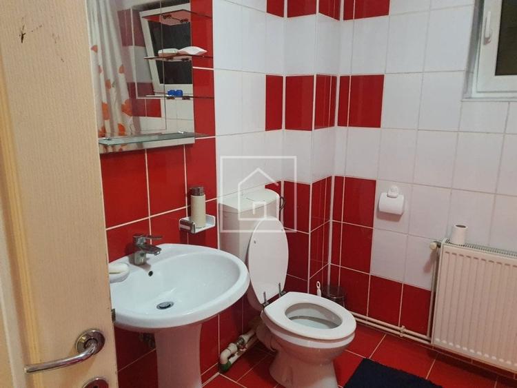 Apartament cu 3 camere decomandat, mobilat în Piața Cluj