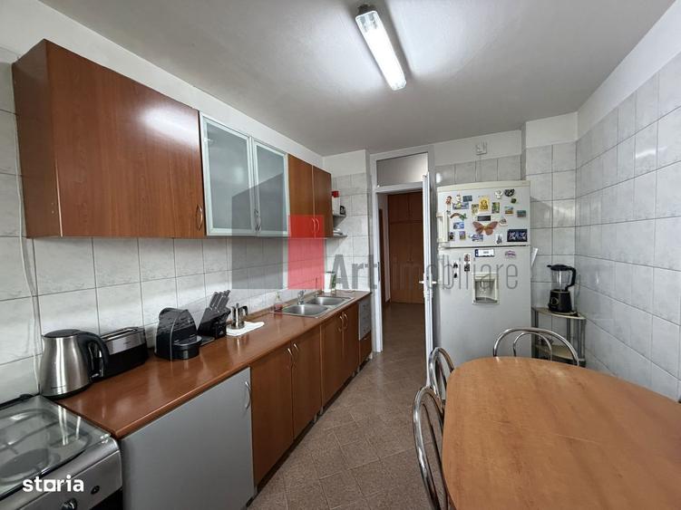 Apartament cu 4 camere decomandat în Berceni