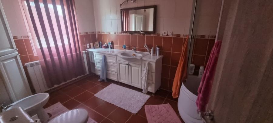 Casă individuală cu 5 camere cu Teren 1140 Mp în Periferie