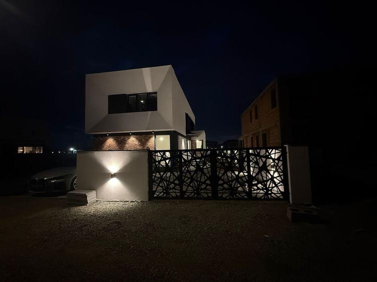 Casă individuală cu 5 camere cu Piscina în Moșnița Nouă