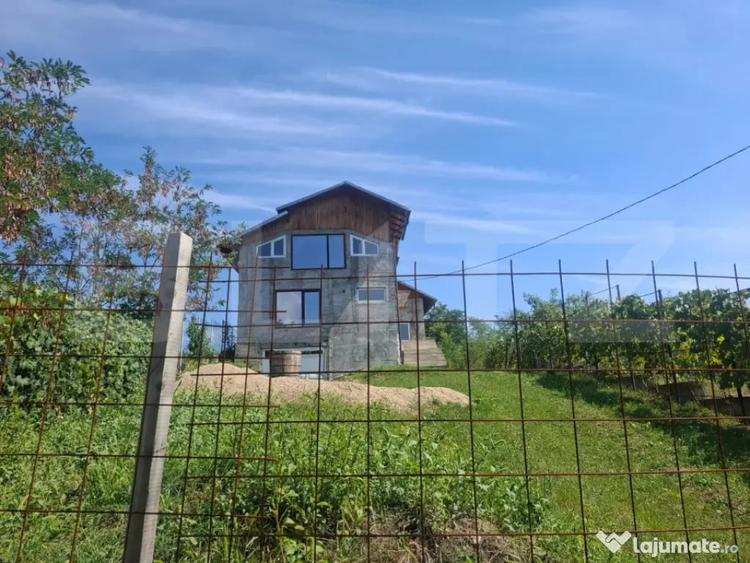 Casă cu 7 camere cu Teren 1832 Mp în Glod