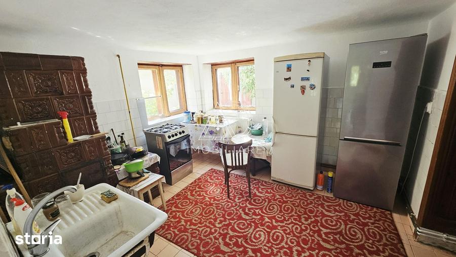 Casă cu 6 camere cu Teren 3250 Mp în Central
