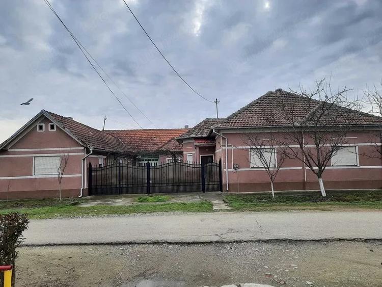 Casă cu Teren 2877 Mp în Cermei