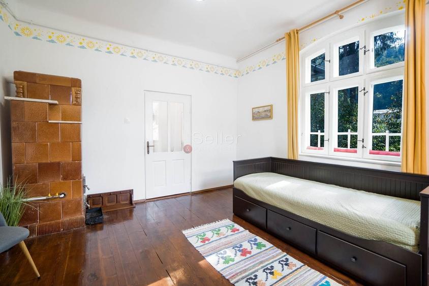 Casă individuală cu 8 camere cu Canalizare în Central