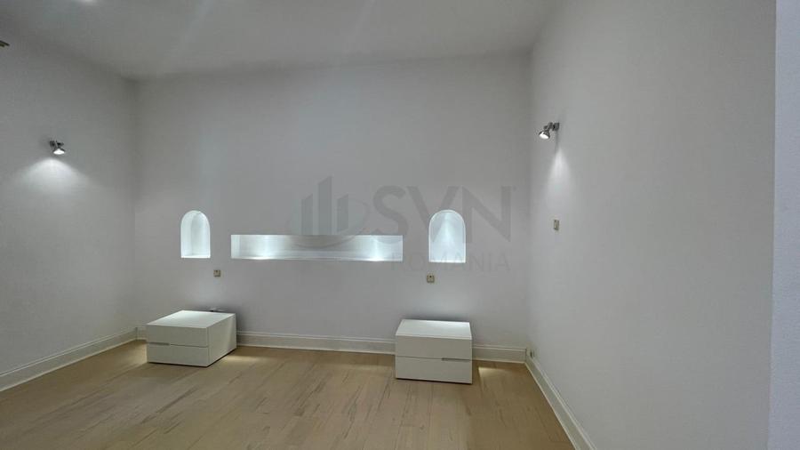 Apartament cu 5 camere semidecomandat, mobilat în Capitale