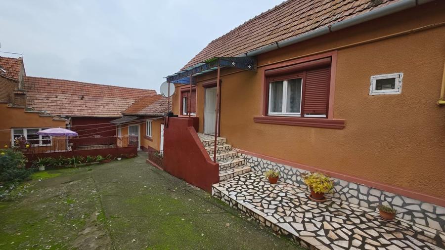 Casă individuală cu 4 camere cu Teren 400 Mp în Săliștea