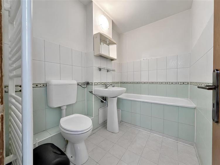 Apartament cu 4 camere decomandat în Tractorul