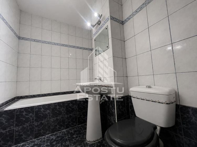 Apartament cu 4 camere decomandat în Confecții