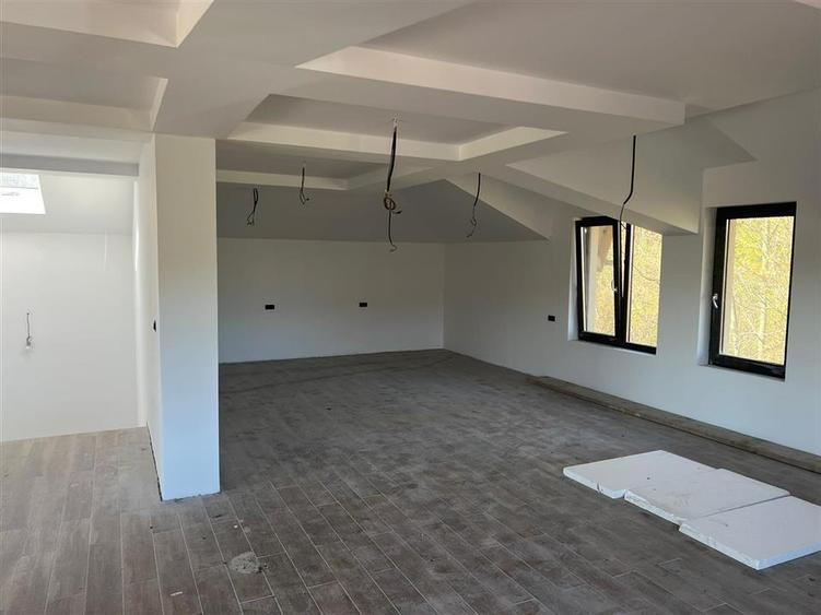 Casă cu 6 camere cu Teren 950 Mp în Central