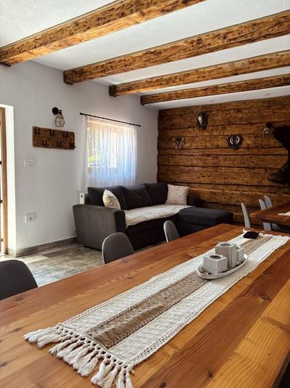 Casă cu 4 camere în Poiana Mărului