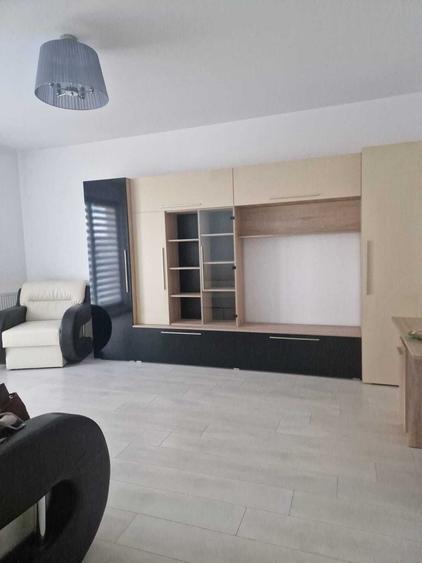 Apartament cu 2 camere decomandat în Tractorul