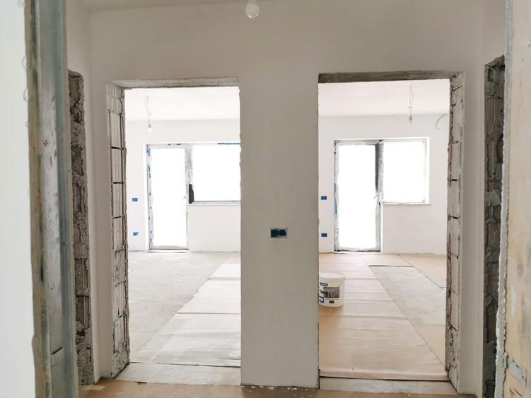 Apartament cu 4 camere decomandat în Tractorul