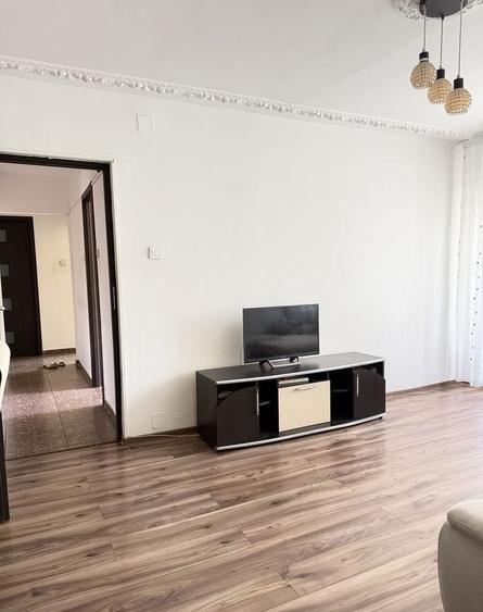 Apartament cu 3 camere decomandat, mobilat în Giurgiului