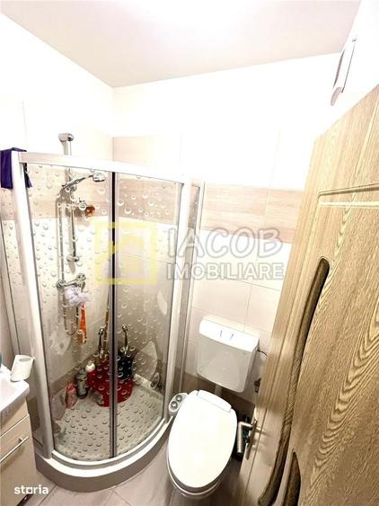 Apartament cu 3 camere semidecomandat, mobilat în Nord