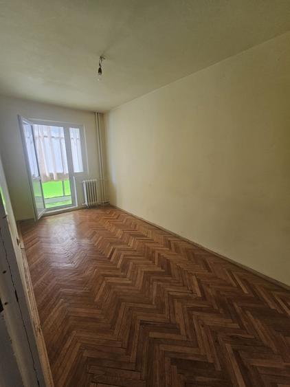 Apartament cu 4 camere semidecomandat în Soarelui