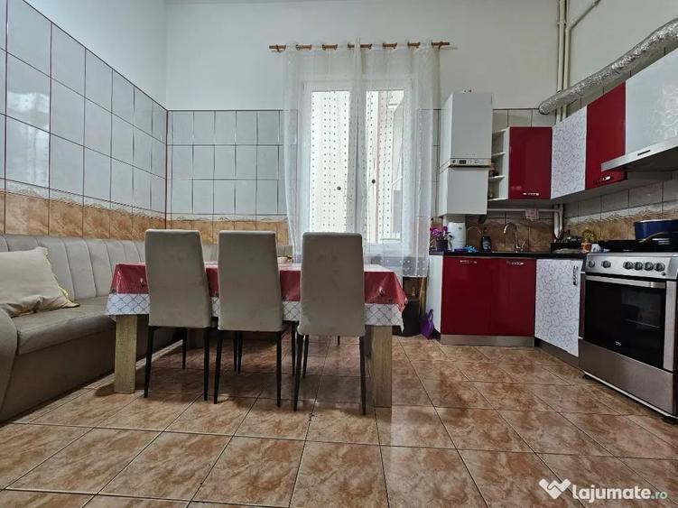 Apartament cu 6 camere decomandat în Calea Victoriei