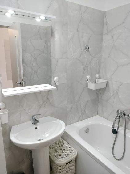 Garsonieră decomandată în Roșu