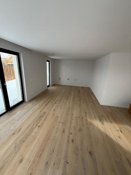 Casă individuală cu 4 camere cu Canalizare în Tunari