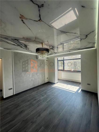 Apartament cu 3 camere semidecomandat în 1 Decembrie