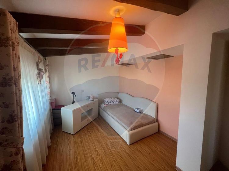 Casă cu 4 camere cu Teren 328 Mp în Golești