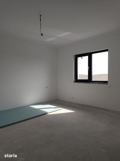 Casă cu 4 camere cu Teren 500 Mp în Săbăreni