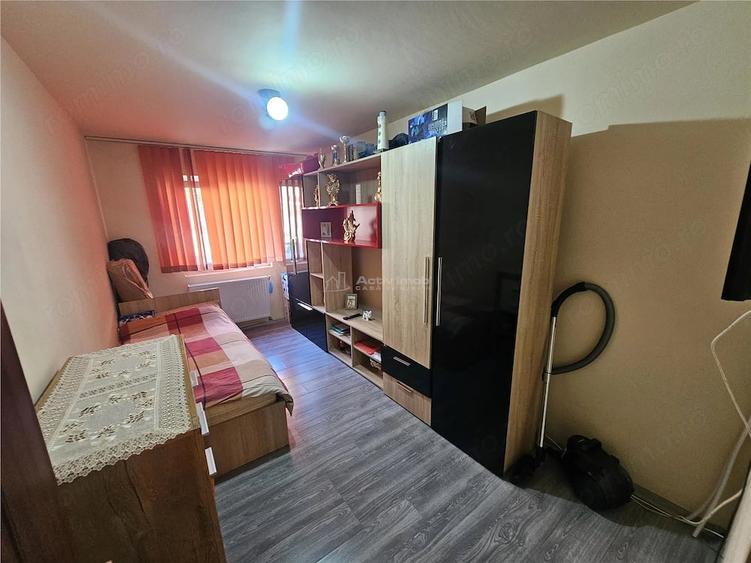 Apartament cu 3 camere semidecomandat în Micro III