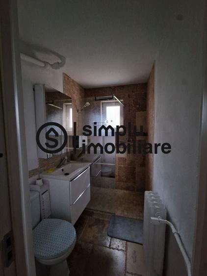 Apartament cu 3 camere semidecomandat în 1 Mai