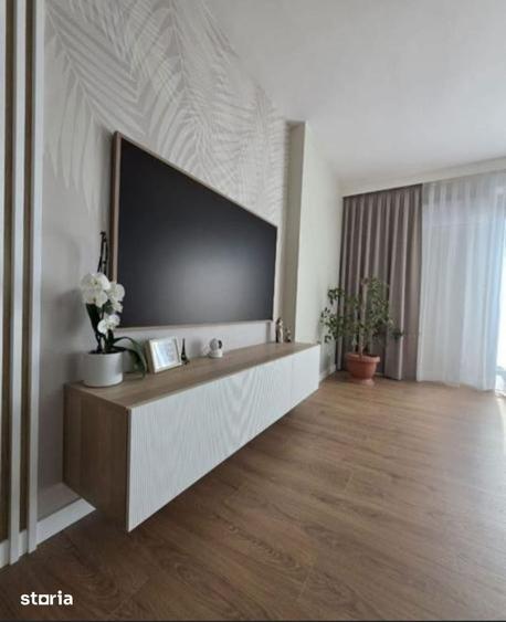Apartament cu 4 camere semidecomandat, mobilat în Central