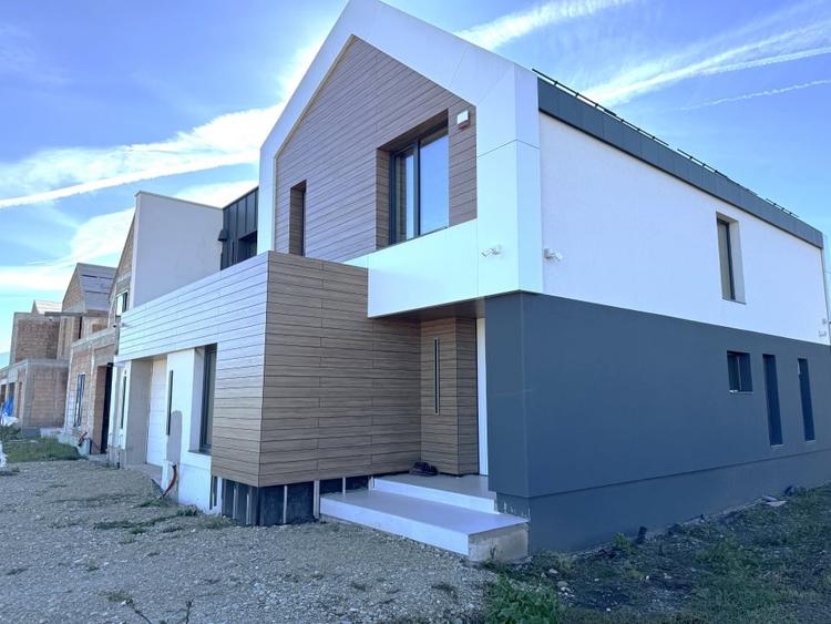 Casă cu 4 camere cu Piscina în Stupini