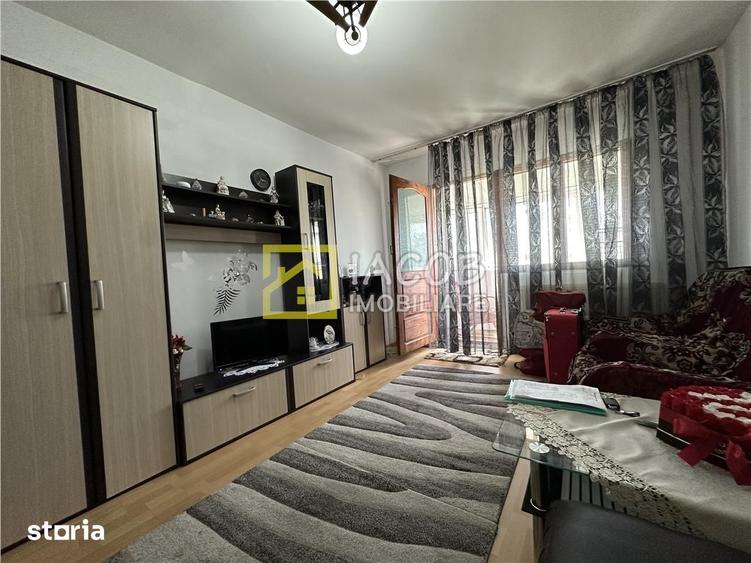 Apartament cu 3 camere decomandat în Republicii