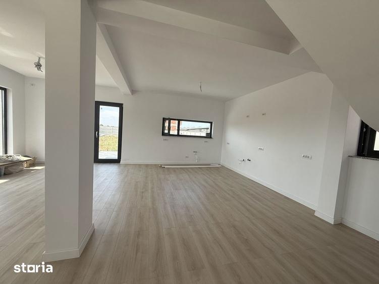 Casă cu 4 camere cu Teren 300 Mp în Tunari