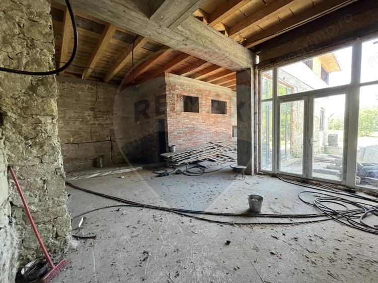 Casă cu 5 camere cu Teren 1141 Mp în Central